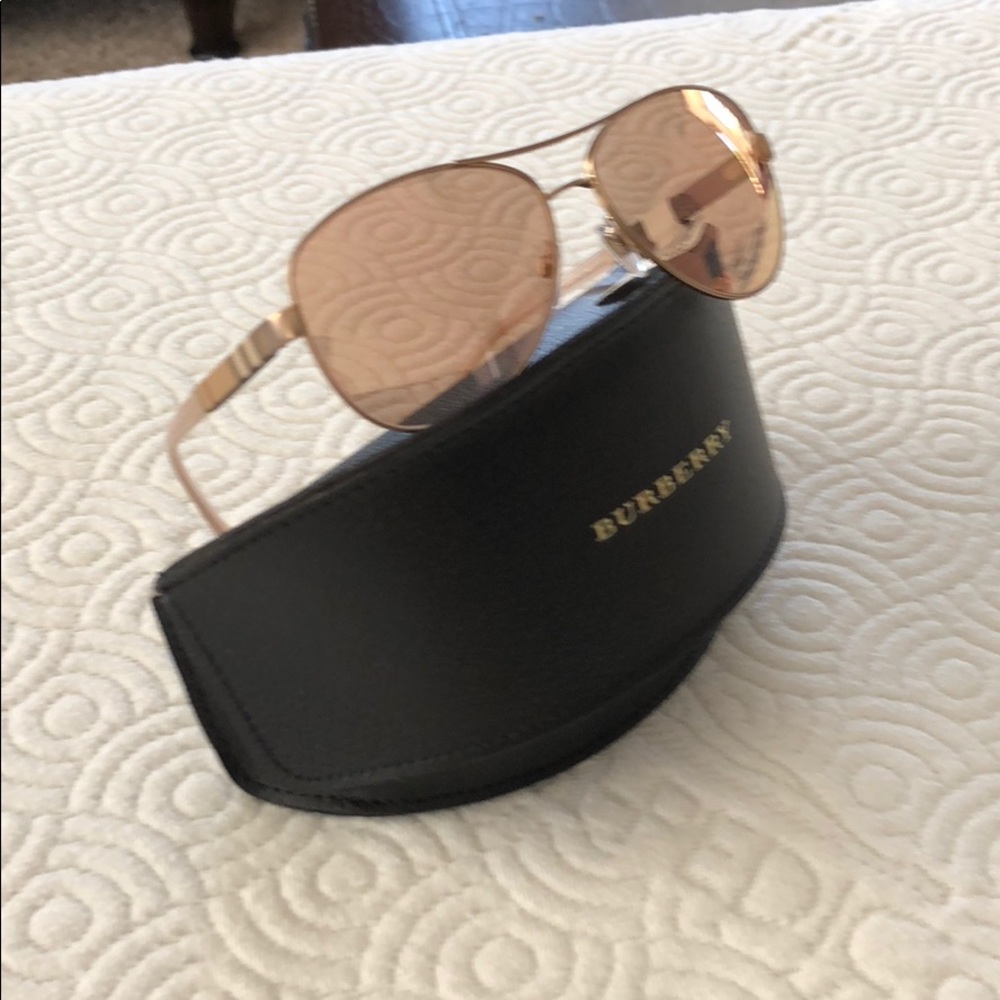 Brand new Burberry sunglasses 🕶!!